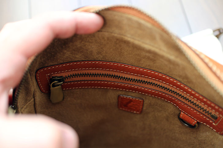 鞄の内側のジッパー付きポケット