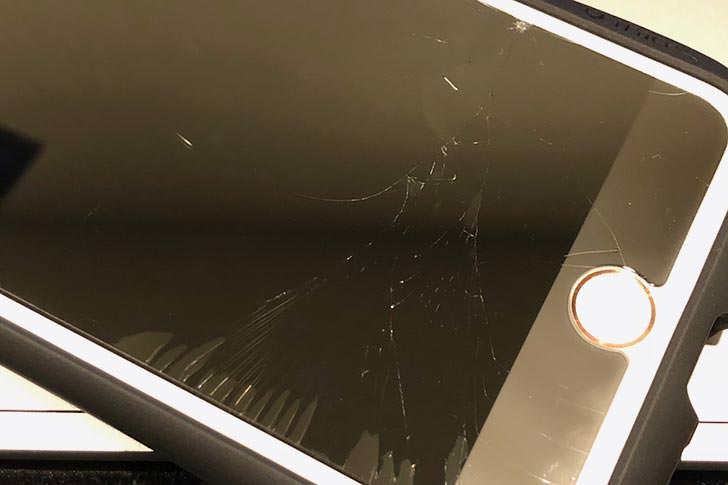 iPhone8Plusのゴリラガラスフィルムが割れた！