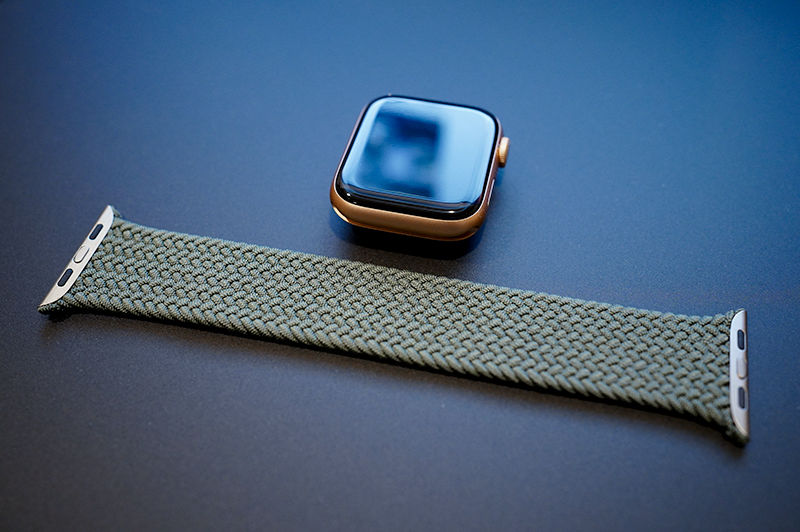 Apple Watch Series 6 とインバネスグリーンブレイデッドソロループ