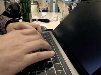 コワーキングスペースで作業