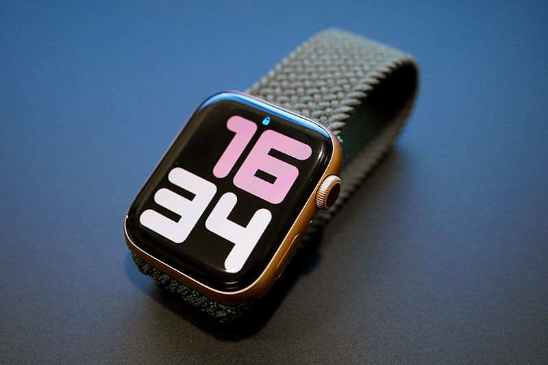 Apple Watch Series 6 とインバネスグリーンブレイデッドソロループ