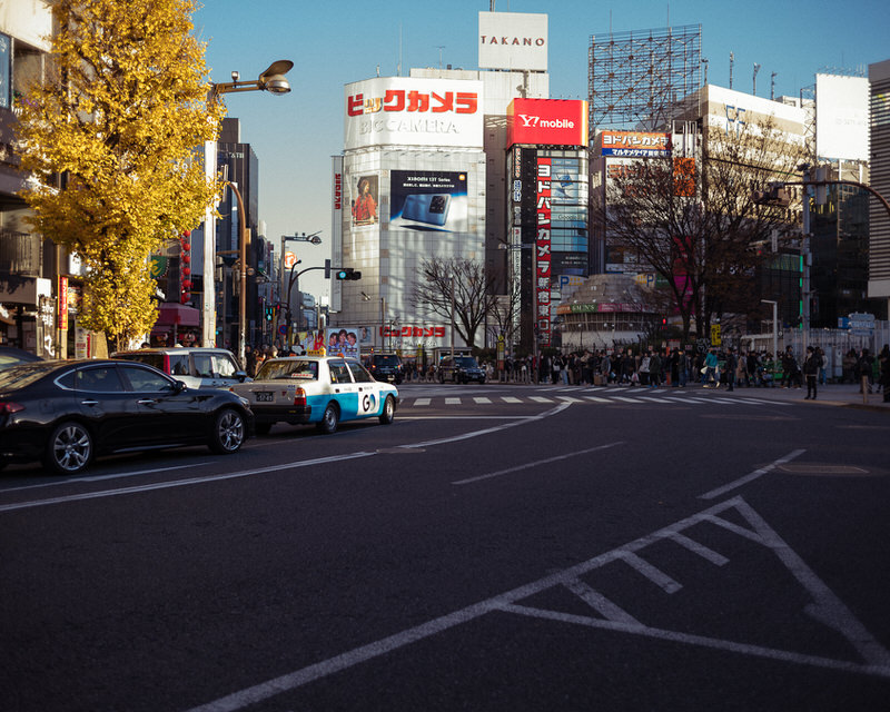 新宿駅東口付近。Leica M11とNOKTON 35mmにて撮影。